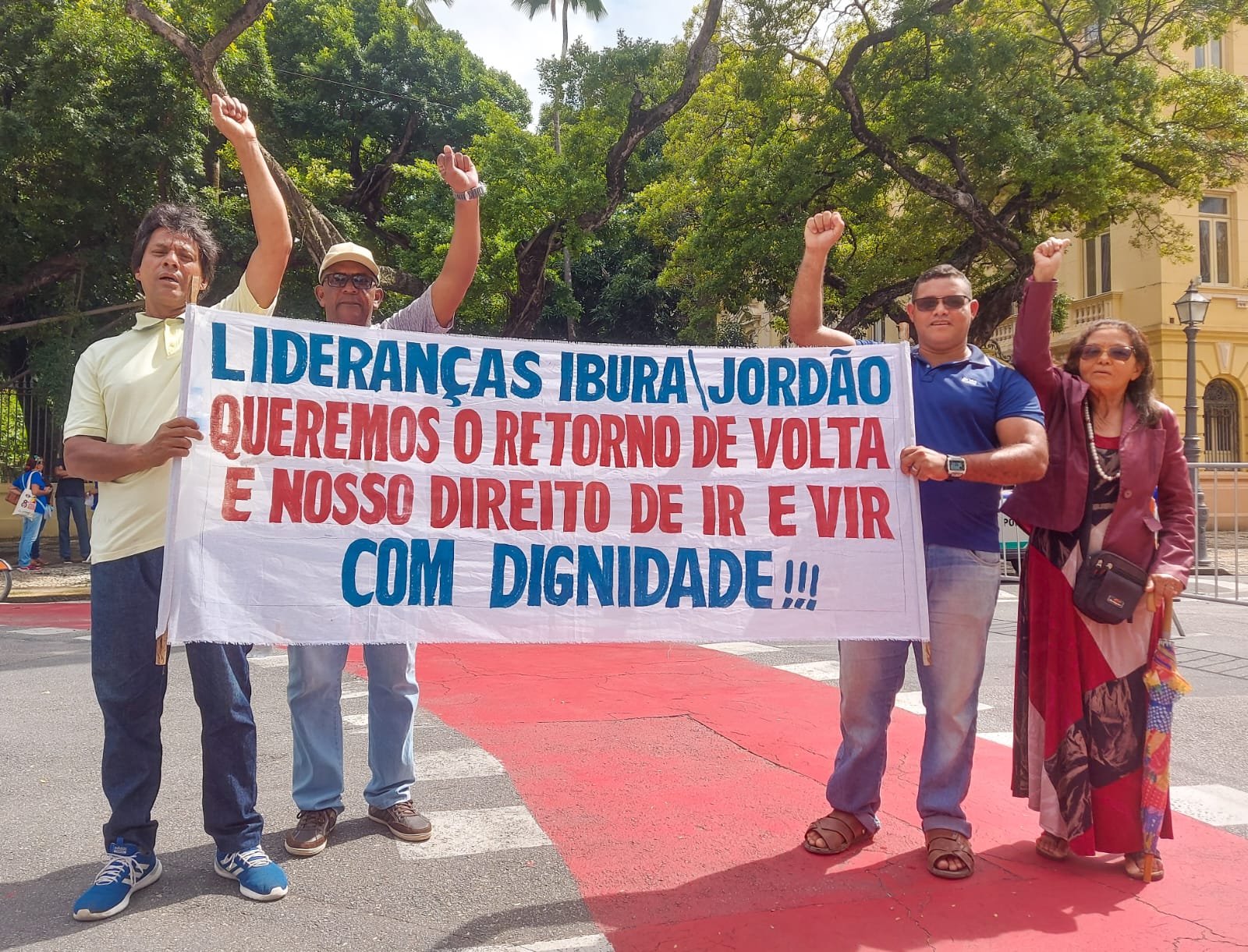 Manifestantes se reuniram em frente ao Palácio do Campo das Princesas nesta manhã/Foto: Adelmo Lucena/DP Manifestantes se reuniram em frente ao Palácio do Campo das Princesas nesta manhã/Foto: Adelmo Lucena/DP