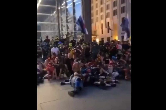 No vídeo viral do encontro, os participantes foram vistos se comunicando latindo e uivando uns para os outros/Reprodução/Twitter No vídeo viral do encontro, os participantes foram vistos se comunicando latindo e uivando uns para os outros/Reprodução/Twitter