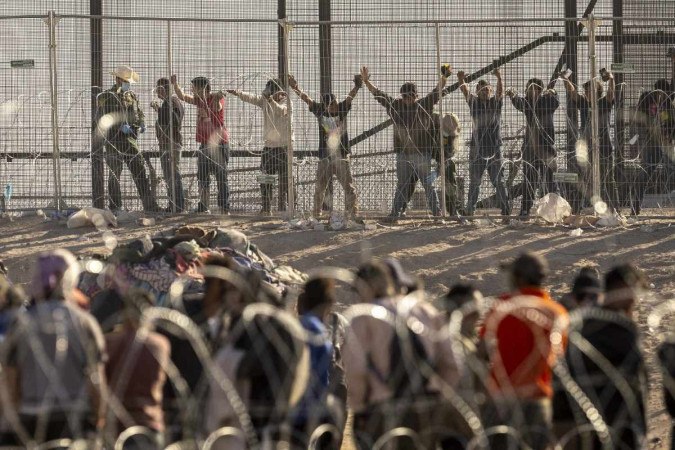 Firmados após uma reunião em Ciudad Juárez (ao norte, estado de Chihuahua, na fronteira com os EUA), o acordo pretende "evitar que as pessoas migrantes arrisquem sua vida, ao utilizar esse meio de transporte (trem) com a intenção de chegar à fronteira"/Foto: Getty Images via AFP Firmados após uma reunião em Ciudad Juárez (ao norte, estado de Chihuahua, na fronteira com os EUA), o acordo pretende "evitar que as pessoas migrantes arrisquem sua vida, ao utilizar esse meio de transporte (trem) com a intenção de chegar à fronteira"/Foto: Getty Images via AFP