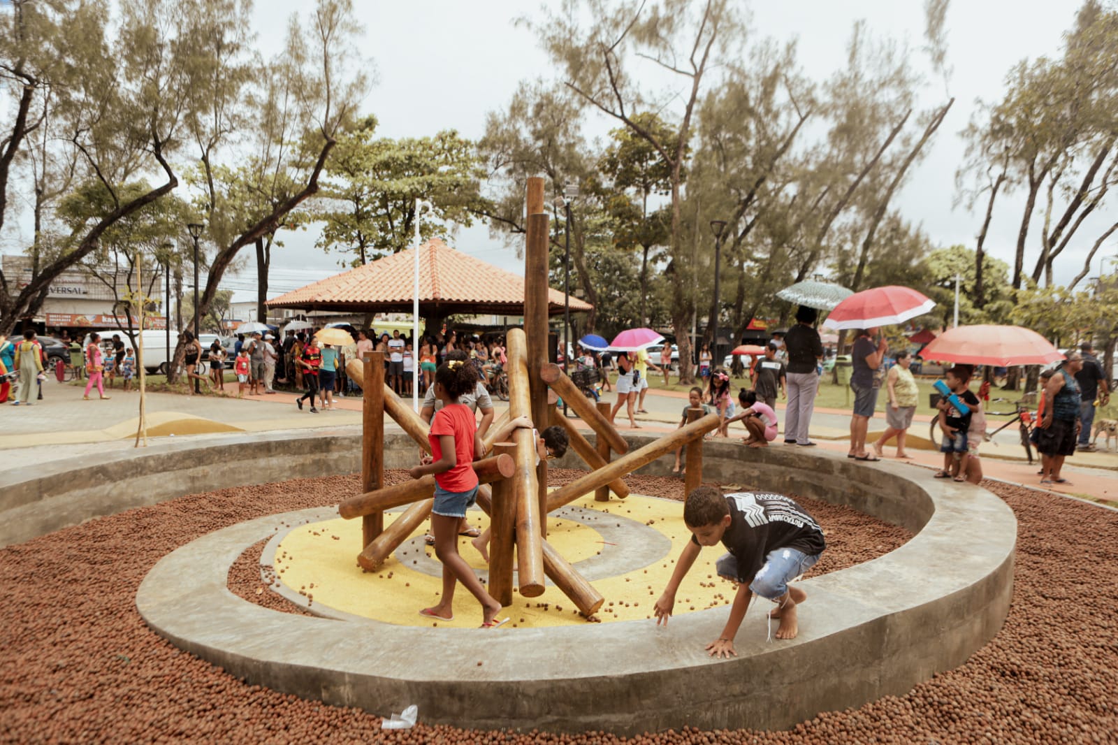 Praça da Infância foi entregue aos moradores de San Martin/Wagner Ramos / PCR Praça da Infância foi entregue aos moradores de San Martin/Wagner Ramos / PCR
