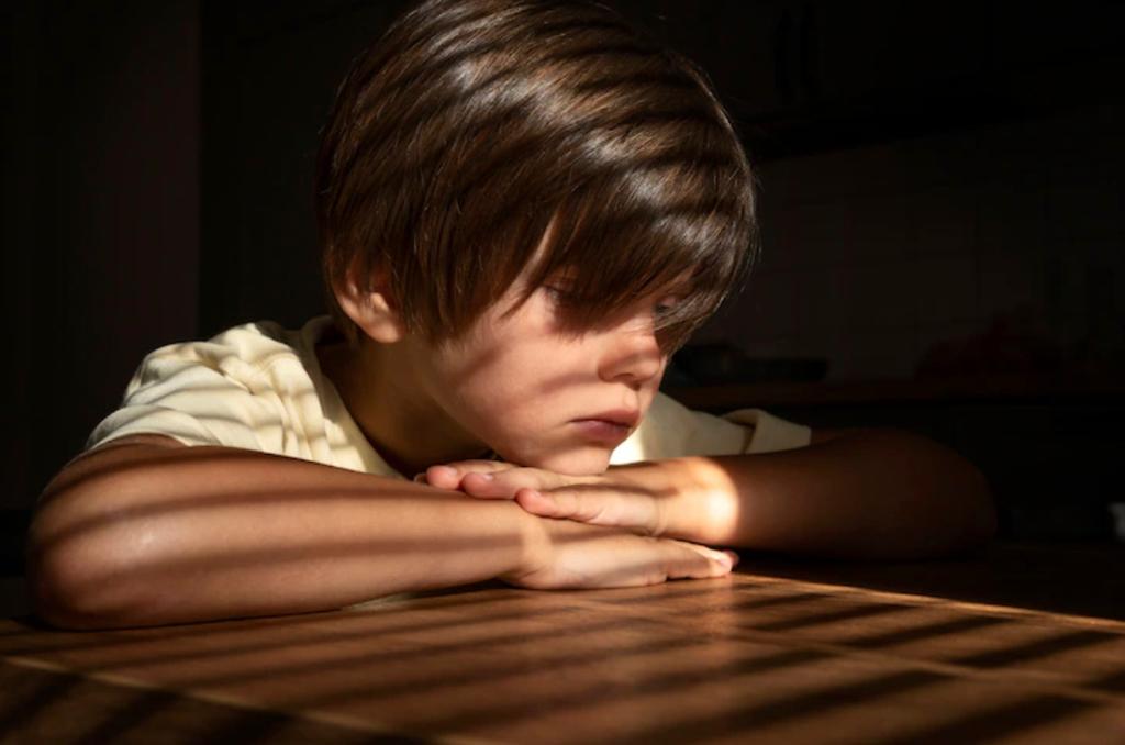 A dedicação extrema aos estudos, rotinas sobrecarregadas e alto nível de cobrança por parte da família, podem ser as causas do burnout infantil/Foto: Freepik
