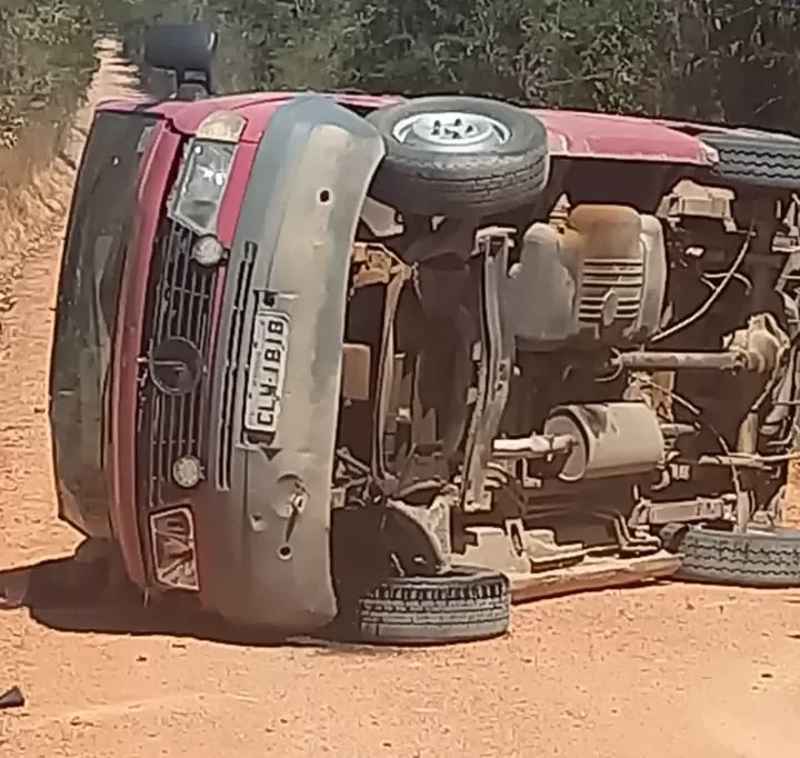 O motorista perdeu o controle e capotou na pista, na zona rural de Pesqueira, no Agreste