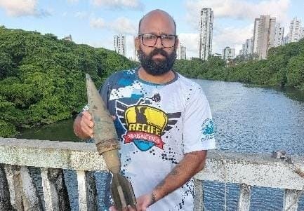 Tiago Pereira achou o artefato na Ponte do Parque Santana, por meio de pescaria com imã magnético/Reprodução/Arquivo Pessoal Tiago Pereira achou o artefato na Ponte do Parque Santana, por meio de pescaria com imã magnético/Reprodução/Arquivo Pessoal