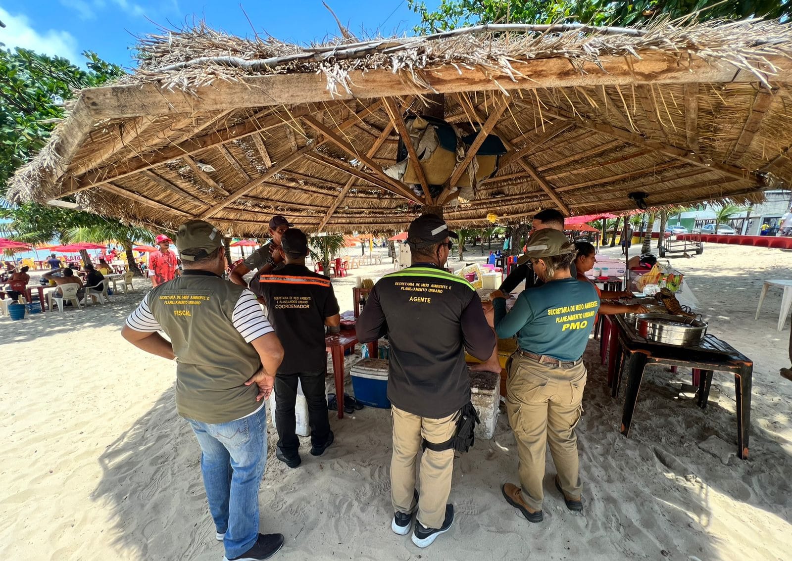 Durante a ação, os vendedores foram informados sobre a proibição do uso de alguns tipos de materiais/Foto: Divulgação/Prefeitura de Olinda Durante a ação, os vendedores foram informados sobre a proibição do uso de alguns tipos de materiais/Foto: Divulgação/Prefeitura de Olinda