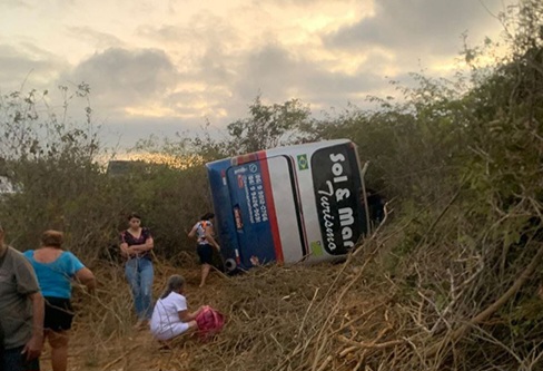 Ônibus tombou no Sertão de Pernambuco