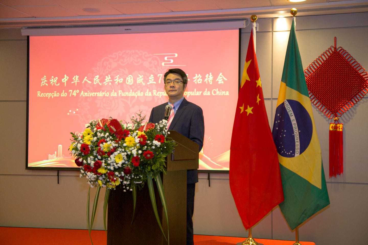 Cônsul-geral interino da China no Recife, Wang Ke, comandou festa de aniversário dos 74 anos do país/Foto: Divulgação Cônsul-geral interino da China no Recife, Wang Ke, comandou festa de aniversário dos 74 anos do país/Foto: Divulgação