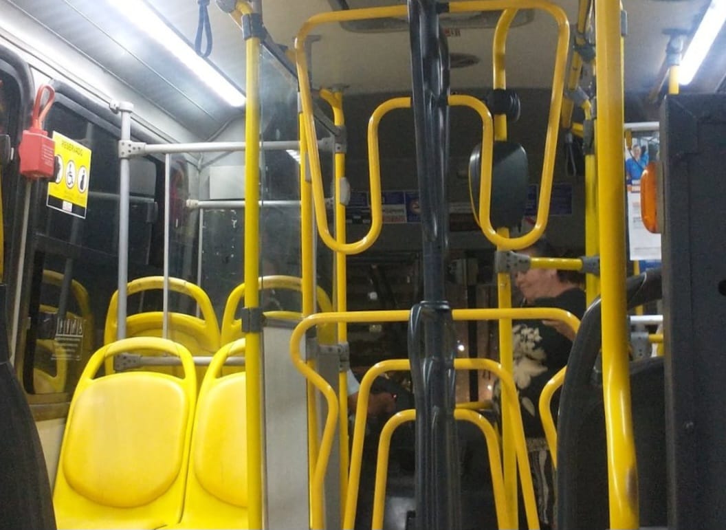 As catracas elevadas reduz o n&uacute;mero de passageiros que entram sem pagar nos &ocirc;nibus/Foto: Reprodu&ccedil;&atilde;o/Twitter