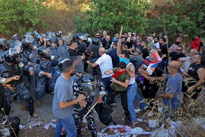 Manifestantes arm&ecirc;nios-libaneses entram em choque com a pol&iacute;cia do lado de fora da Embaixada do Azerbaij&atilde;o, em Ain Aar (L&iacute;bano)/AFP