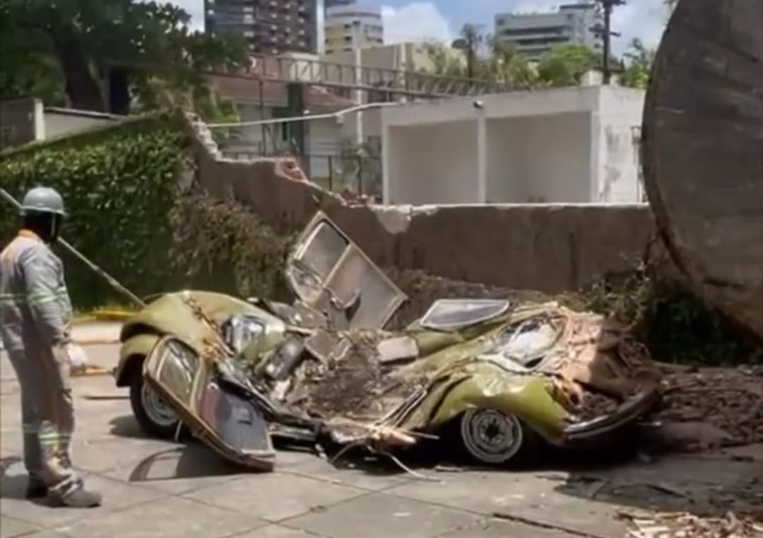 Fusca atingido por caixa d'água ficou destruído/Foto: Reprodução/Redes Sociais Fusca atingido por caixa d'água ficou destruído/Foto: Reprodução/Redes Sociais