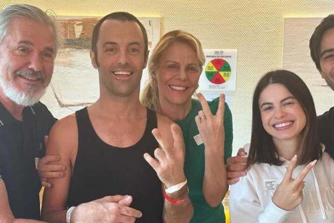 Kayky Brito com a família após alta hospitalar/foto: Reprodução/Instagram