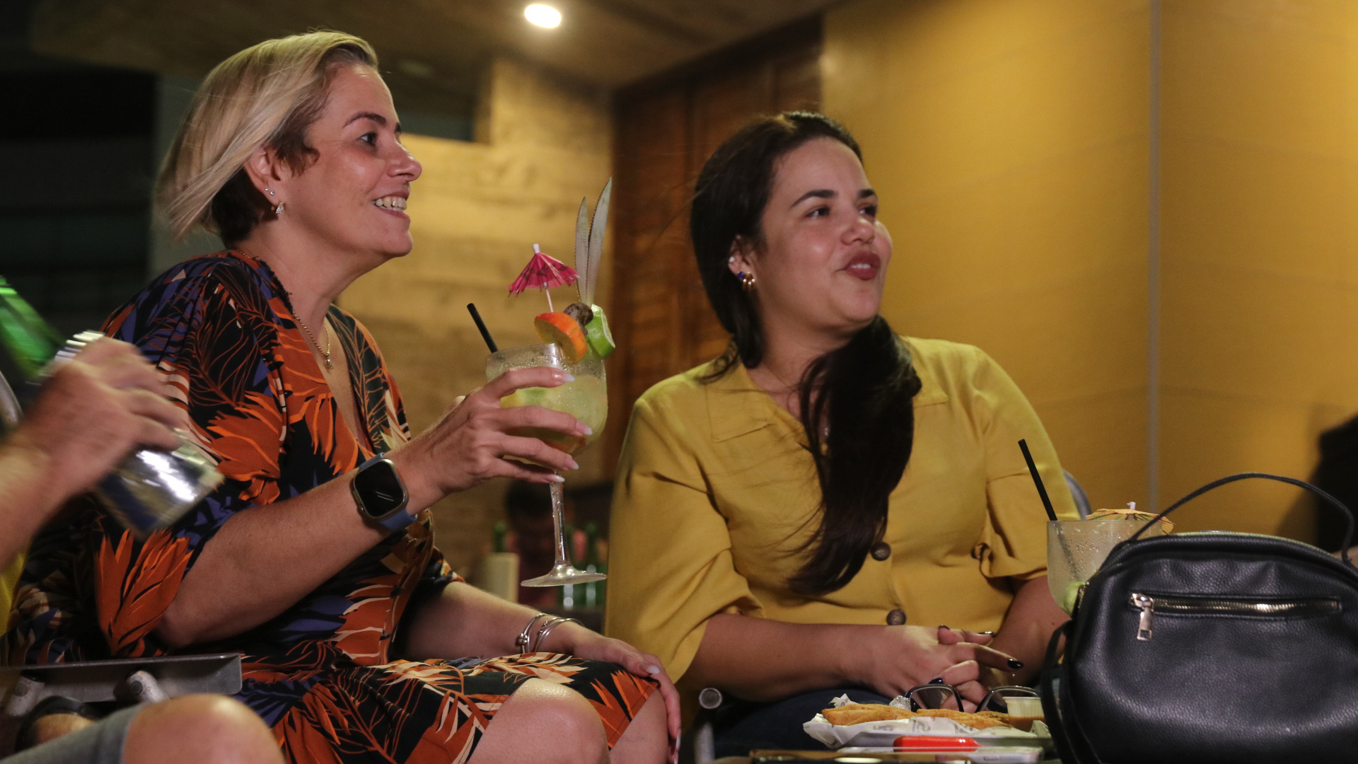 A empresária Huanna Carmo (à direita), com amigos nos quiosques: até três vezes por semana