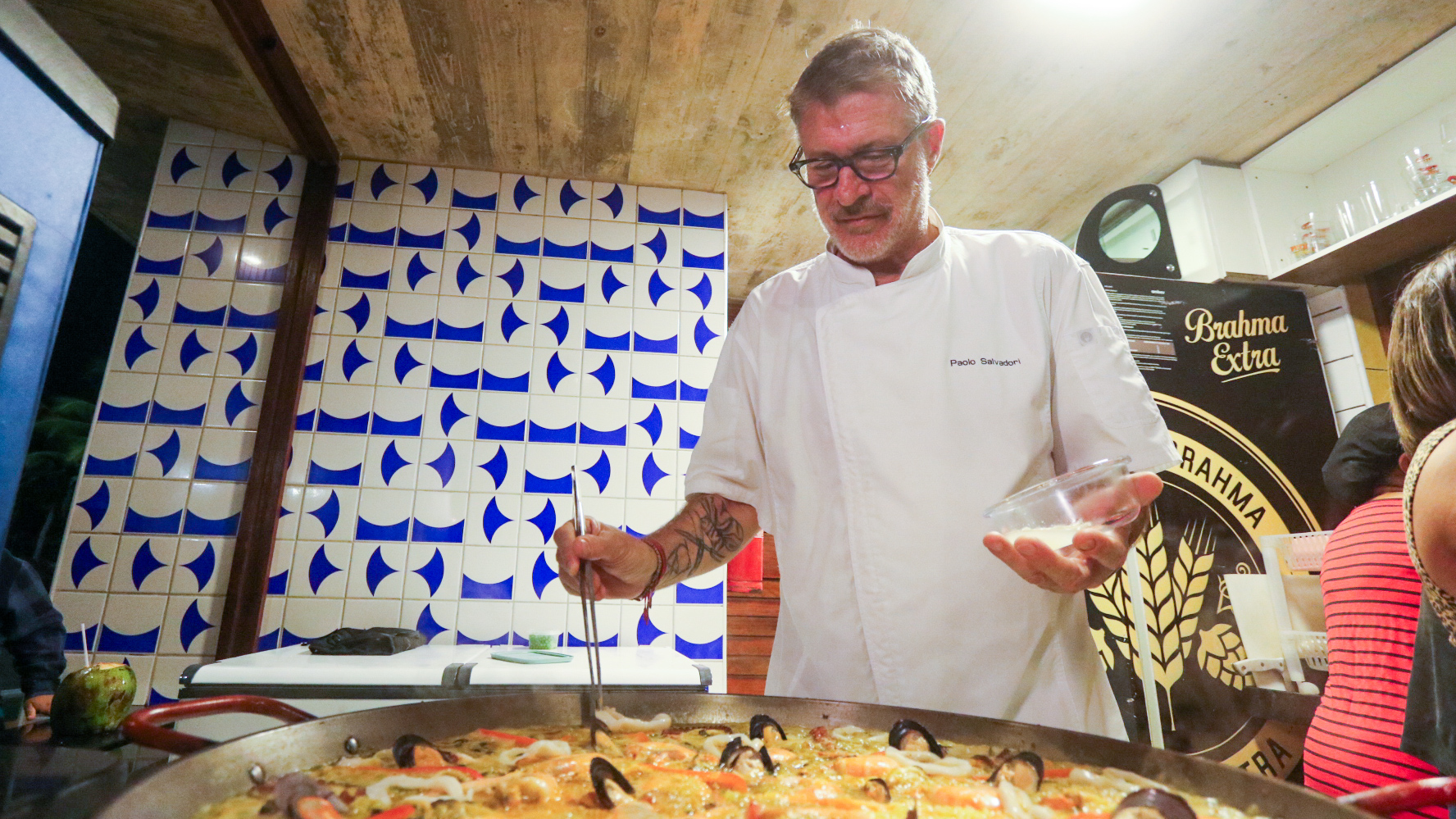 Paella é feita com crustáceos e moluscos, em quiosque da orla. A receita vem atraindo público, e já há fila de espera/Foto: Sandy James/DP Paella é feita com crustáceos e moluscos, em quiosque da orla. A receita vem atraindo público, e já há fila de espera/Foto: Sandy James/DP