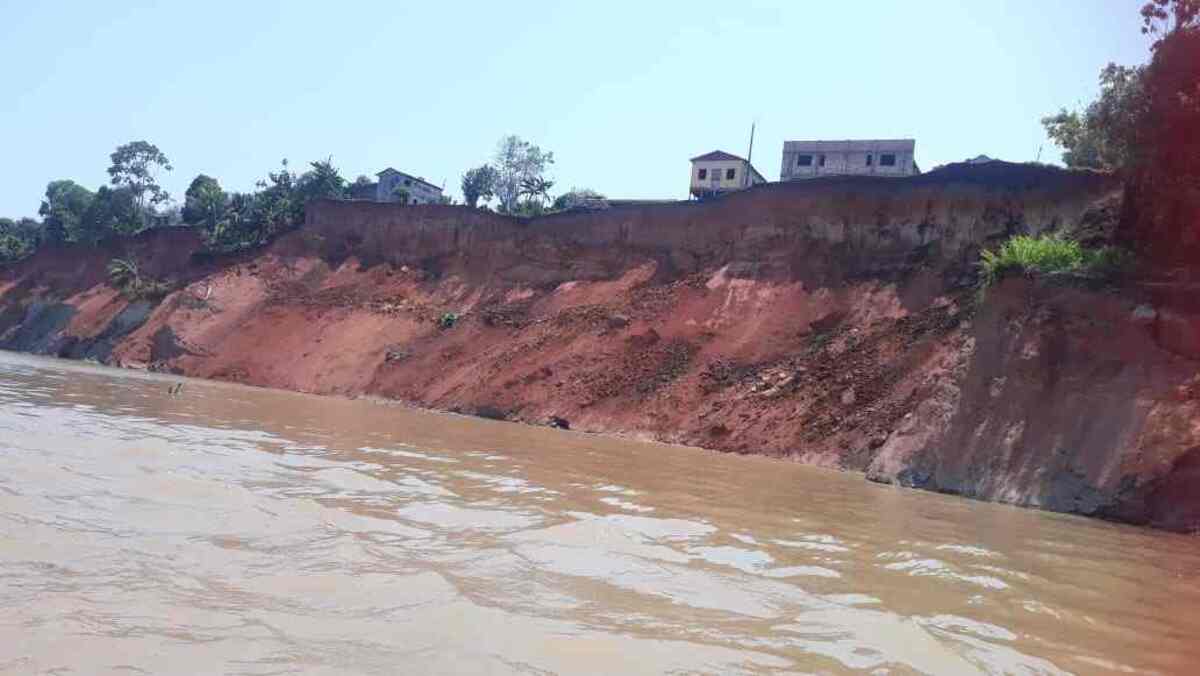 Desabamento de barranco na comunidade do Arumã, próxima a Beruri, interior do Amazonas/Foto: Reprodução/Twitter/ale_campelo