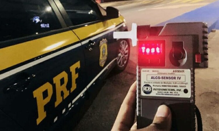 Outros 1.100 condutores passaram por este tipo de fiscalização de alcoolemia ao volante/Foto: Divulgação/PRF Outros 1.100 condutores passaram por este tipo de fiscalização de alcoolemia ao volante/Foto: Divulgação/PRF