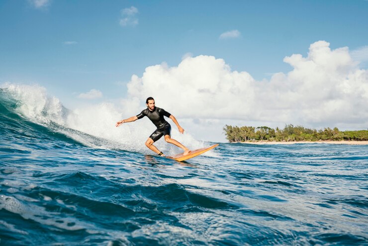 A matrícula para as aulas de surfe poderá ser realizada entre os dias 11 e 16 de outubro/Foto: Freepik A matrícula para as aulas de surfe poderá ser realizada entre os dias 11 e 16 de outubro/Foto: Freepik