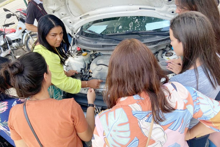 Mulheres aprendem noções de mecânica/Foto: Detran-PE/Divulgação Mulheres aprendem noções de mecânica/Foto: Detran-PE/Divulgação