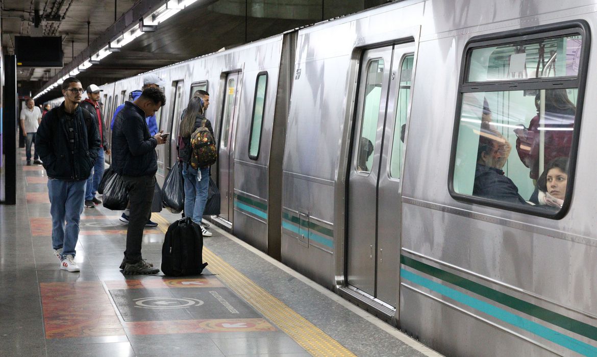 No metrô, linhas 1,2,3 e 15 operadas pelo metrô amanheceram completamente paralisadas/foto: Rovena Rosa/Agência Brasil No metrô, linhas 1,2,3 e 15 operadas pelo metrô amanheceram completamente paralisadas/foto: Rovena Rosa/Agência Brasil