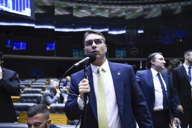 Flávio Bolsonaro sobre veto do pai: "Houve um veto do presidente Bolsonaro que nós trabalhamos pela derrubada. Foi um equívoco lá atrás essa postura"/foto: Roque de Sá/Agência Senado Flávio Bolsonaro sobre veto do pai: "Houve um veto do presidente Bolsonaro que nós trabalhamos pela derrubada. Foi um equívoco lá atrás essa postura"/foto: Roque de Sá/Agência Senado