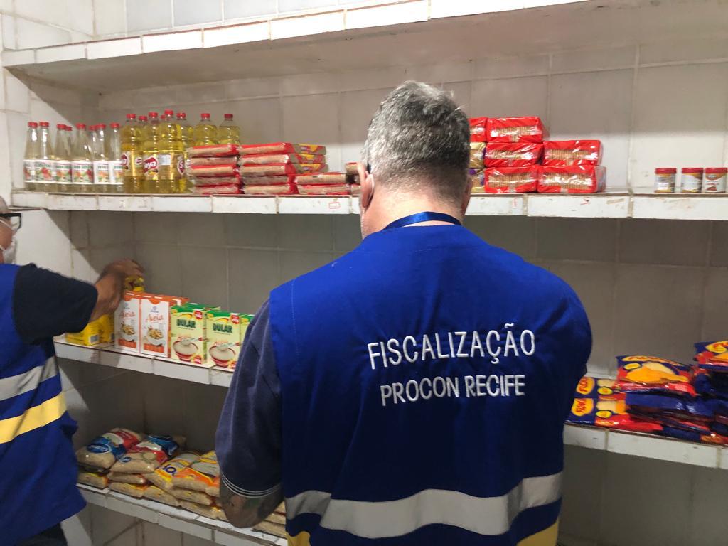 Uma fiscalização do Procon resultou na apreensão de alimentos perecíveis fora do prazo de validade oferecidos à idosos que vivem em Instituições de Longa Permanência para Idosos (ILPIs) no Recife./Procon Recife/Divulgação Uma fiscalização do Procon resultou na apreensão de alimentos perecíveis fora do prazo de validade oferecidos à idosos que vivem em Instituições de Longa Permanência para Idosos (ILPIs) no Recife./Procon Recife/Divulgação