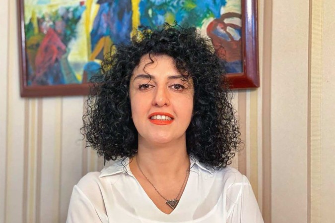 Foto de Narges Mohammadi, concedida pela funda&ccedil;&atilde;o que leva o mesmo nome. Ela recebeu o pr&ecirc;mio Nobel da Paz pela ''luta contra a opress&atilde;o das mulheres no Ir&atilde;''