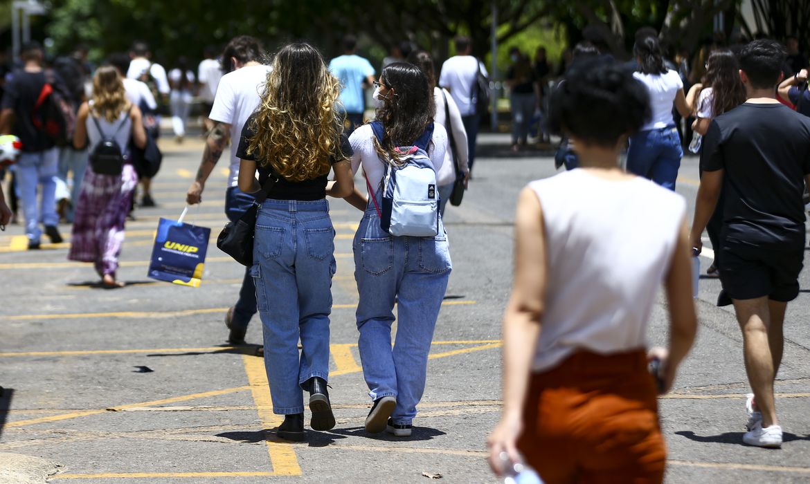 Na prova de redação, os estudantes precisam escrever um texto dissertativo-argumentativo/Marcelo Camargo/Agência Brasil Na prova de redação, os estudantes precisam escrever um texto dissertativo-argumentativo/Marcelo Camargo/Agência Brasil