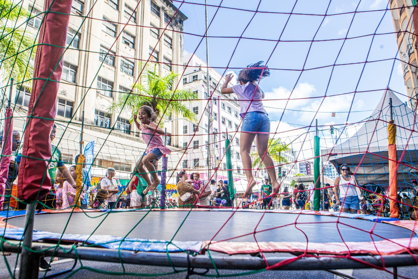 Para o Dia das Crianças, a Prefeitura do Recife montou uma grade com diversas atrações e brincadeiras tradicionais na Avenida Guararapes/Foto: Divulgação Para o Dia das Crianças, a Prefeitura do Recife montou uma grade com diversas atrações e brincadeiras tradicionais na Avenida Guararapes/Foto: Divulgação