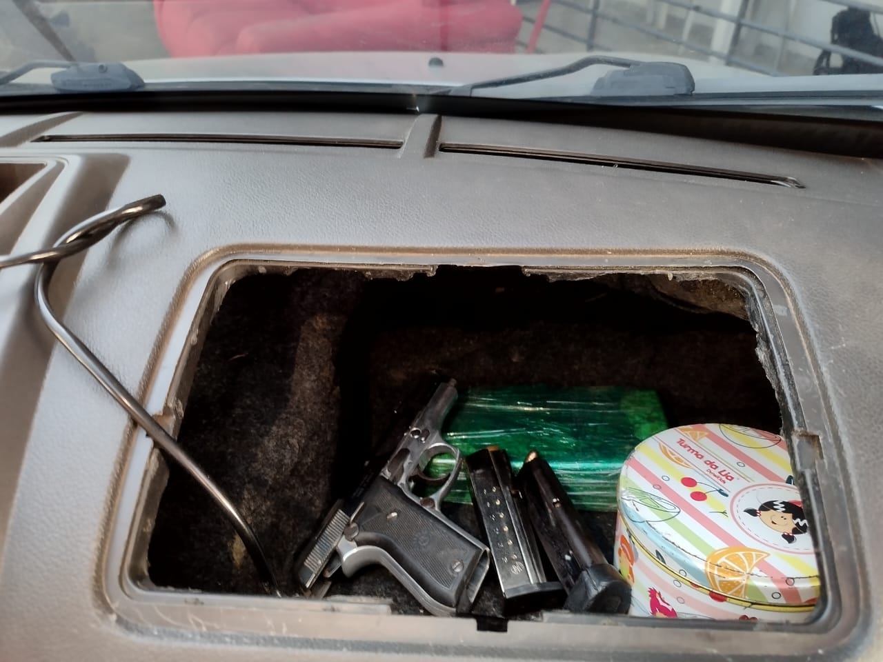Armas e drogas estavam dentro de painel de carro/Foto: Divulgação/Polícia Civil Armas e drogas estavam dentro de painel de carro/Foto: Divulgação/Polícia Civil