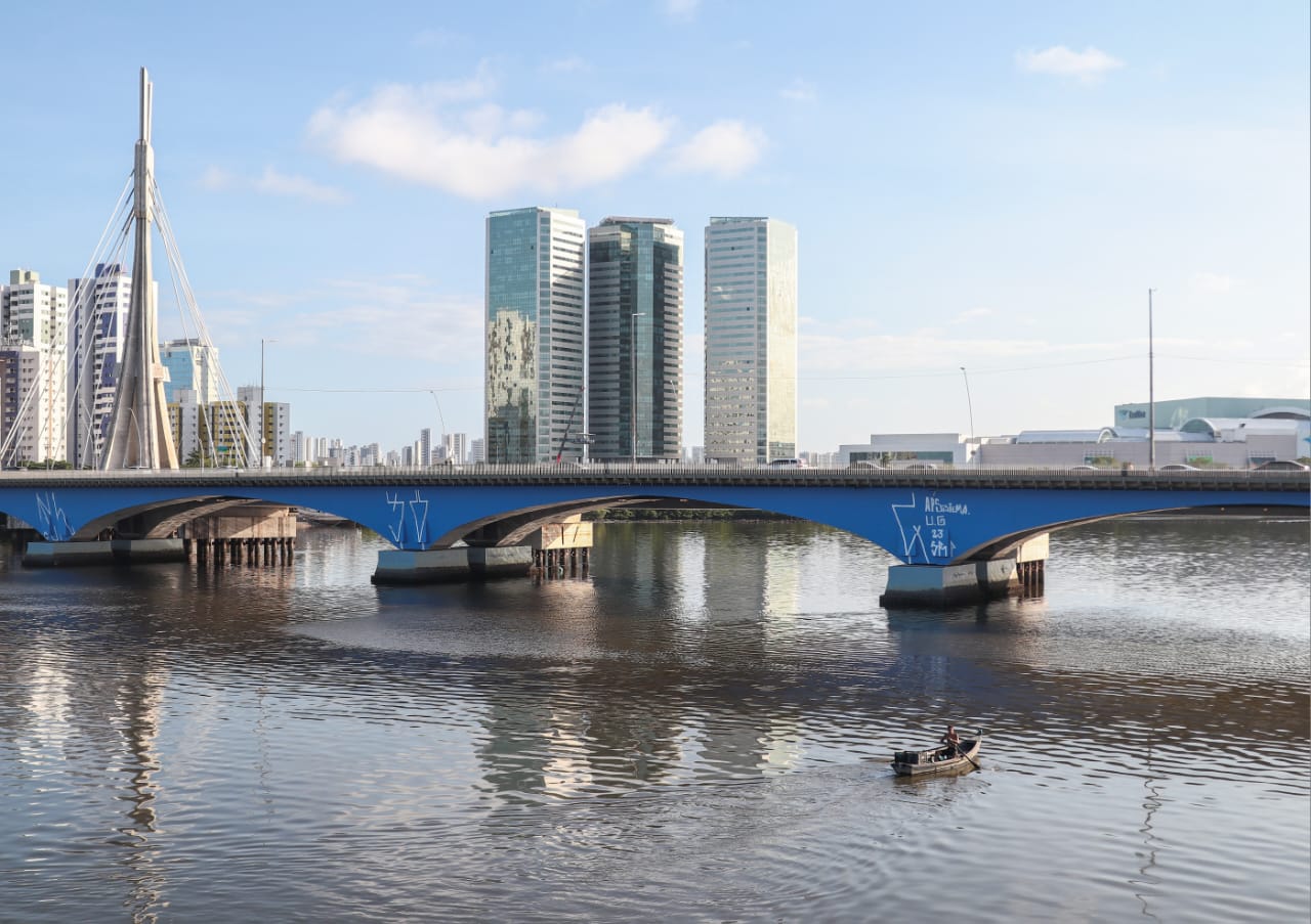 A Ponte Paulo Guerra, que liga os bairros do Pina e Cabanga foi revitalizada recentemente, mas os pichadores nem esperaram a tinta secar para deixar suas marcas/Foto: Ruan Pablo/ESP. DP A Ponte Paulo Guerra, que liga os bairros do Pina e Cabanga foi revitalizada recentemente, mas os pichadores nem esperaram a tinta secar para deixar suas marcas/Foto: Ruan Pablo/ESP. DP