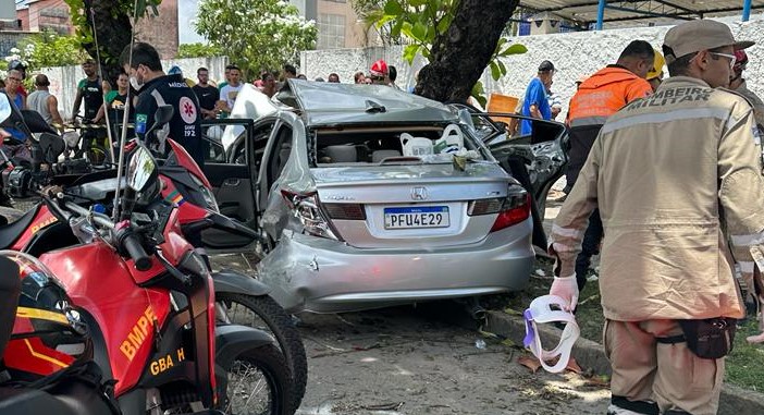 Veículo bateu em dois carros e, em seguida, em árvore, na Avenida Recife/Foto: Corpo de Bombeiros de Pernambuco/Divulgação Veículo bateu em dois carros e, em seguida, em árvore, na Avenida Recife/Foto: Corpo de Bombeiros de Pernambuco/Divulgação