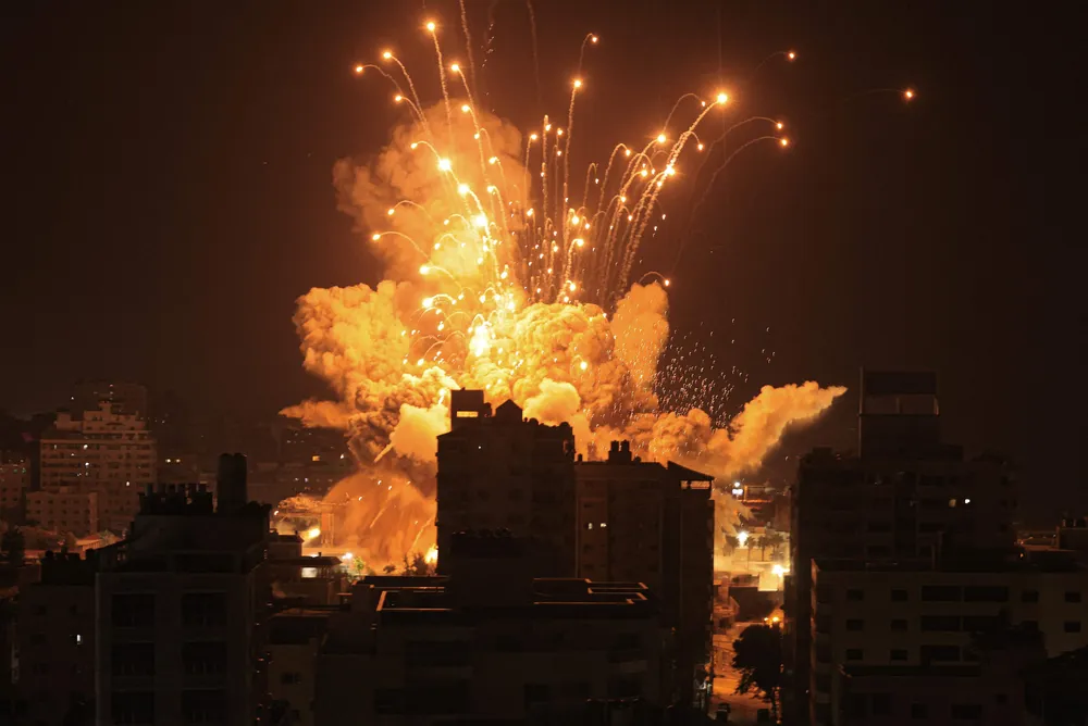 Explosão de um míssil na Faixa de Gaza em conflito entre Israel e Hamas/Foto: MAHMUD HAMS / AFP Explosão de um míssil na Faixa de Gaza em conflito entre Israel e Hamas/Foto: MAHMUD HAMS / AFP