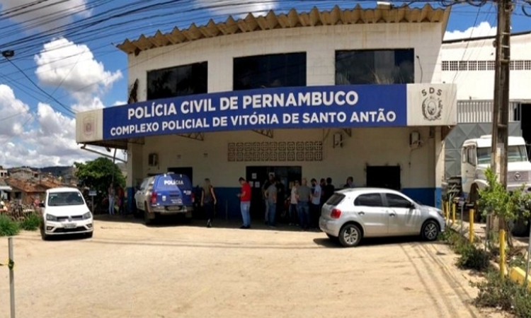 Após ser autuado em flagrante por homicídio na 12ª Delegacia Seccional de Vitória do Santo Antão, o irmão foi encaminhado pela polícia para a audiência de custódia/Foto: Arquivo/DP Após ser autuado em flagrante por homicídio na 12ª Delegacia Seccional de Vitória do Santo Antão, o irmão foi encaminhado pela polícia para a audiência de custódia/Foto: Arquivo/DP