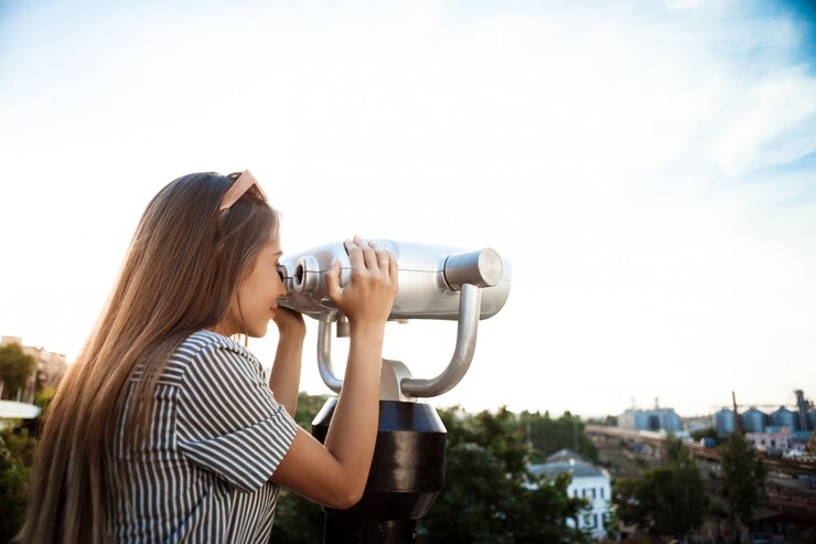 Observar o Sol com algum instrumento óptico, como binóculo ou telescópio, só é permitido sob orientação de astrônomos/Foto: Freepik Observar o Sol com algum instrumento óptico, como binóculo ou telescópio, só é permitido sob orientação de astrônomos/Foto: Freepik
