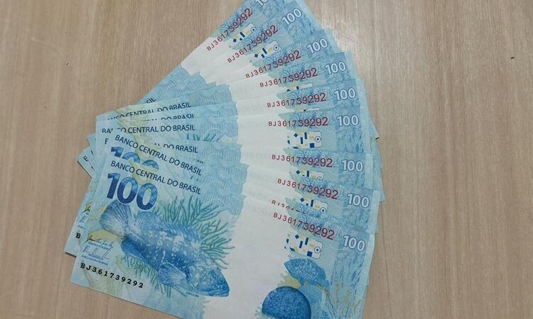 Foram apreendidas com o jovem, dez cédulas de R$ 100 com idêntica numeração de série, o que comprova a falsidade/Foto: Divulgação/PF