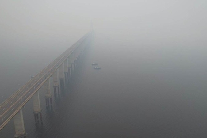 Ponte Rio Negro, em Manaus, encoberta por fumaça proveniente de queimadas irregulares/Foto: William Duarte/Rede Amazônica