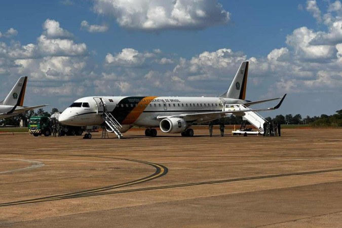 Aeronave VC-2, modelo Embraer 190, aguarda decolagem na Base Aérea de Brasília para resgatar brasileiros da Faixa de Gaza/Foto: GOV BR/FAB