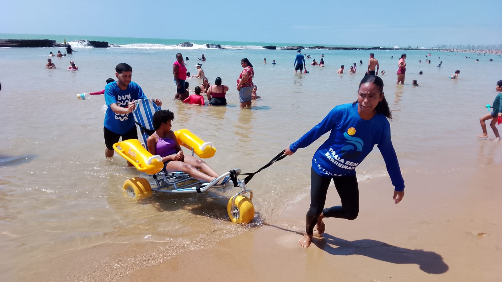 Crianças se divertiram na água com o Projeto Praia Sem Barreiras/Foto: Governo do Estado/Divulgação Crianças se divertiram na água com o Projeto Praia Sem Barreiras/Foto: Governo do Estado/Divulgação