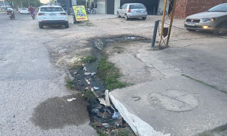 Esgoto corre a céu aberto em várias ruas dos bairros
