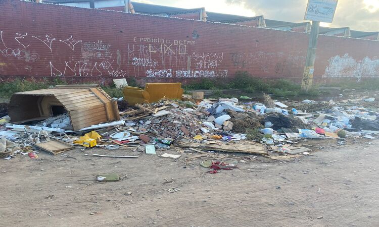 Lixo se acumula durante o dia nas ruas do bairro