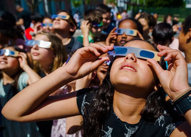 Para evitar esses danos, a profissional recomenda que o ideal seja usar óculos específicos para visualização/Foto: Divulgação/Ministério da Ciência, Tecnologia e Inovação Para evitar esses danos, a profissional recomenda que o ideal seja usar óculos específicos para visualização/Foto: Divulgação/Ministério da Ciência, Tecnologia e Inovação