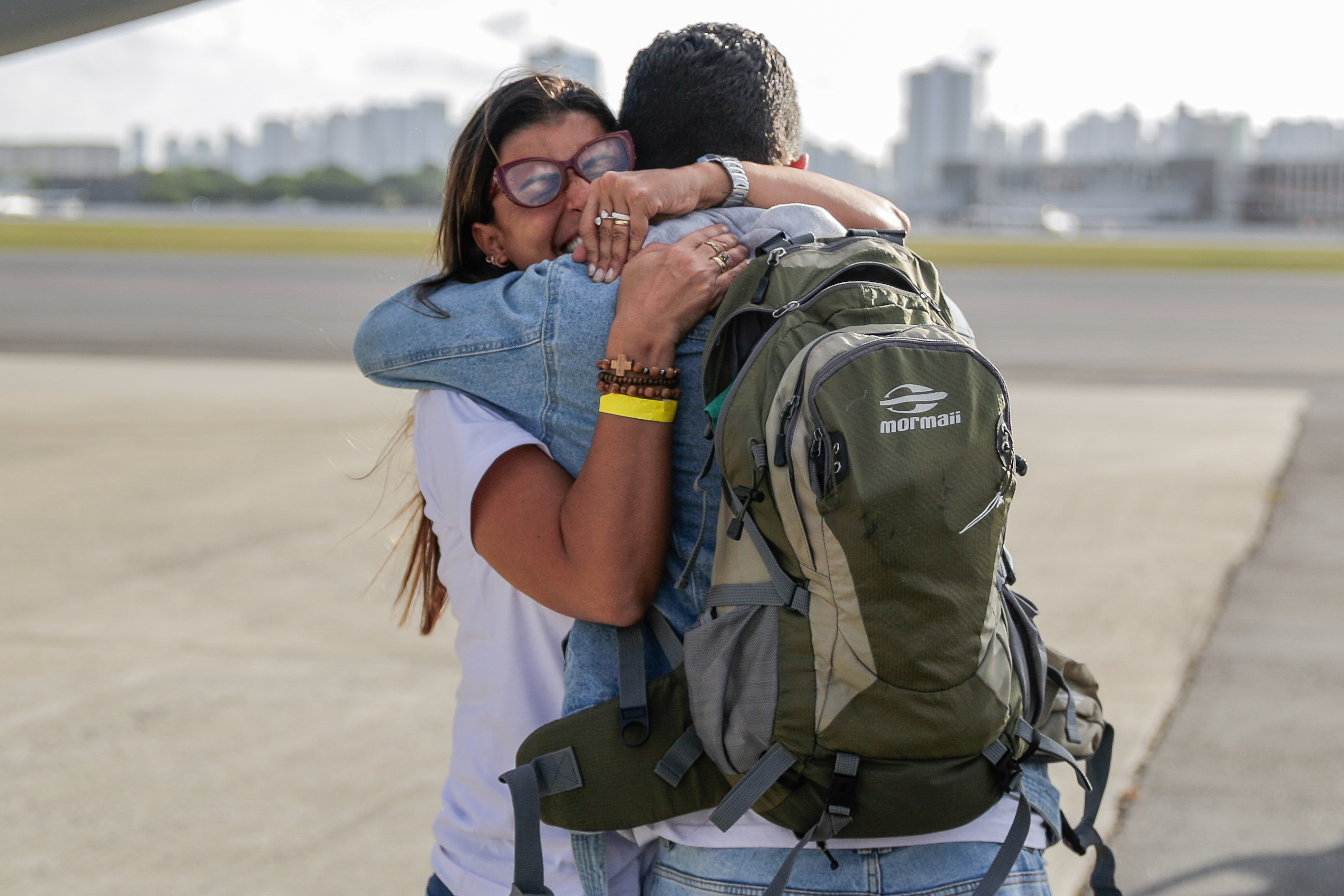 Brasileiros chegam à Recife repatriados de Israel