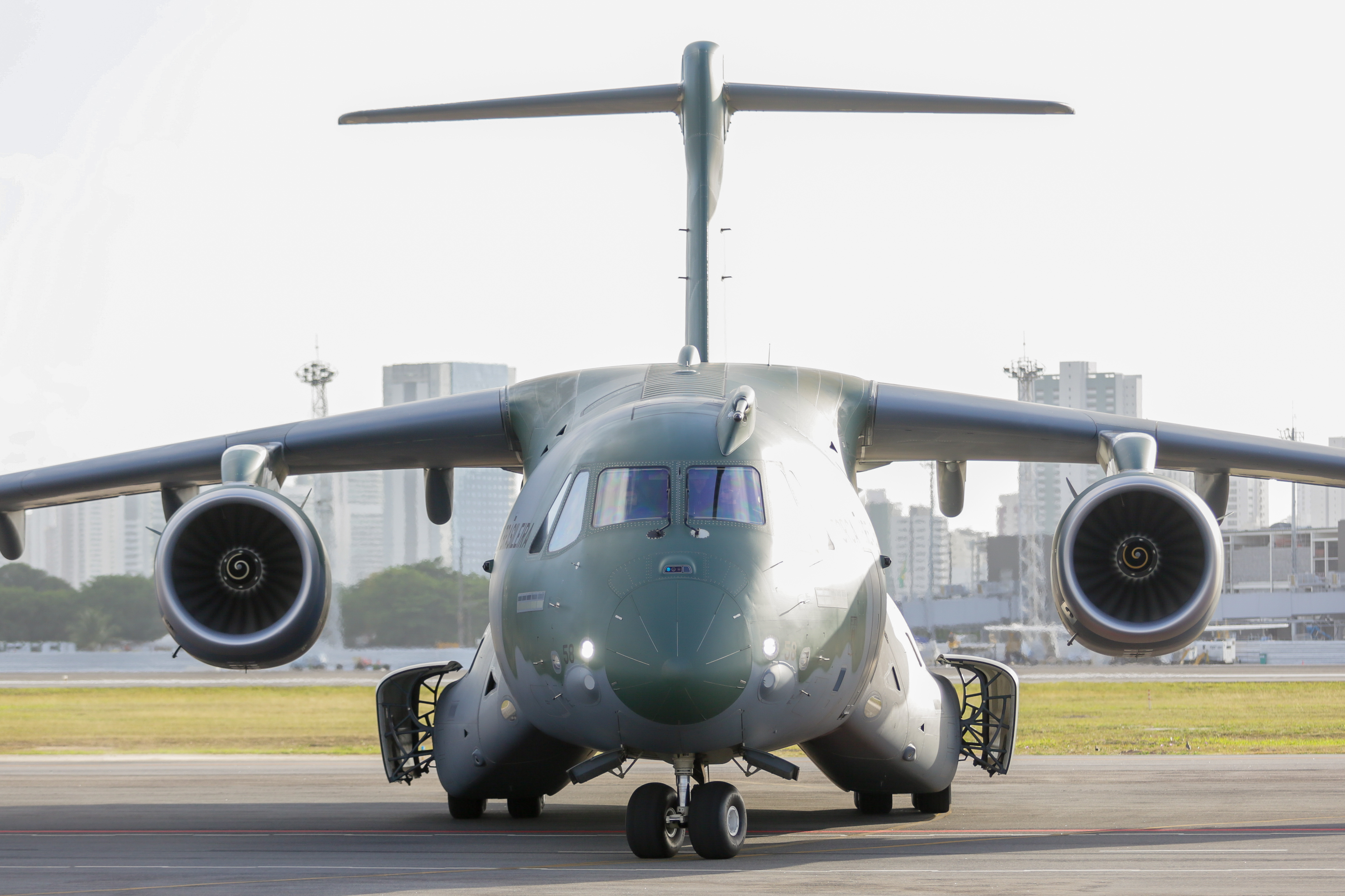 O avião modelo KC-390 da FAB resgatou 69 brasileiros de Israel e trouxe para o Recife, nesta sexta (13)