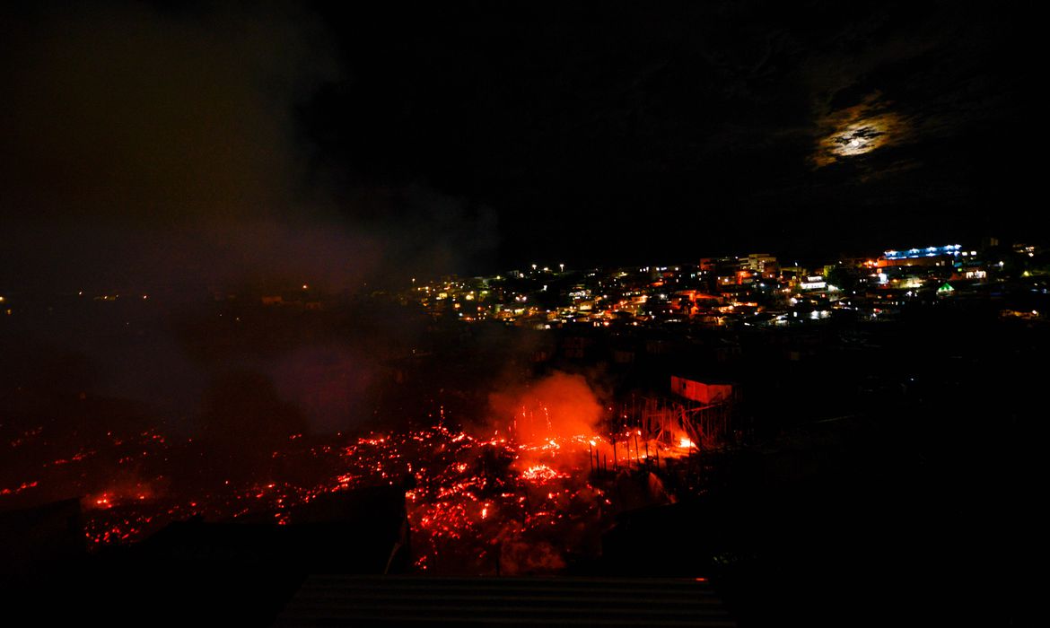 Governo prometeu disponibilizar dois helicópteros para combate aos incêndios no estado/foto ilustrativa: Alex Pazuello/Semcom/Prefeitura de Manaus Governo prometeu disponibilizar dois helicópteros para combate aos incêndios no estado/foto ilustrativa: Alex Pazuello/Semcom/Prefeitura de Manaus