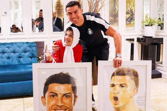 Cristiano Ronaldo e a artista iraniana Fatemeh Hamami, que tem 85% do corpo paralisado/foto: Reprodução