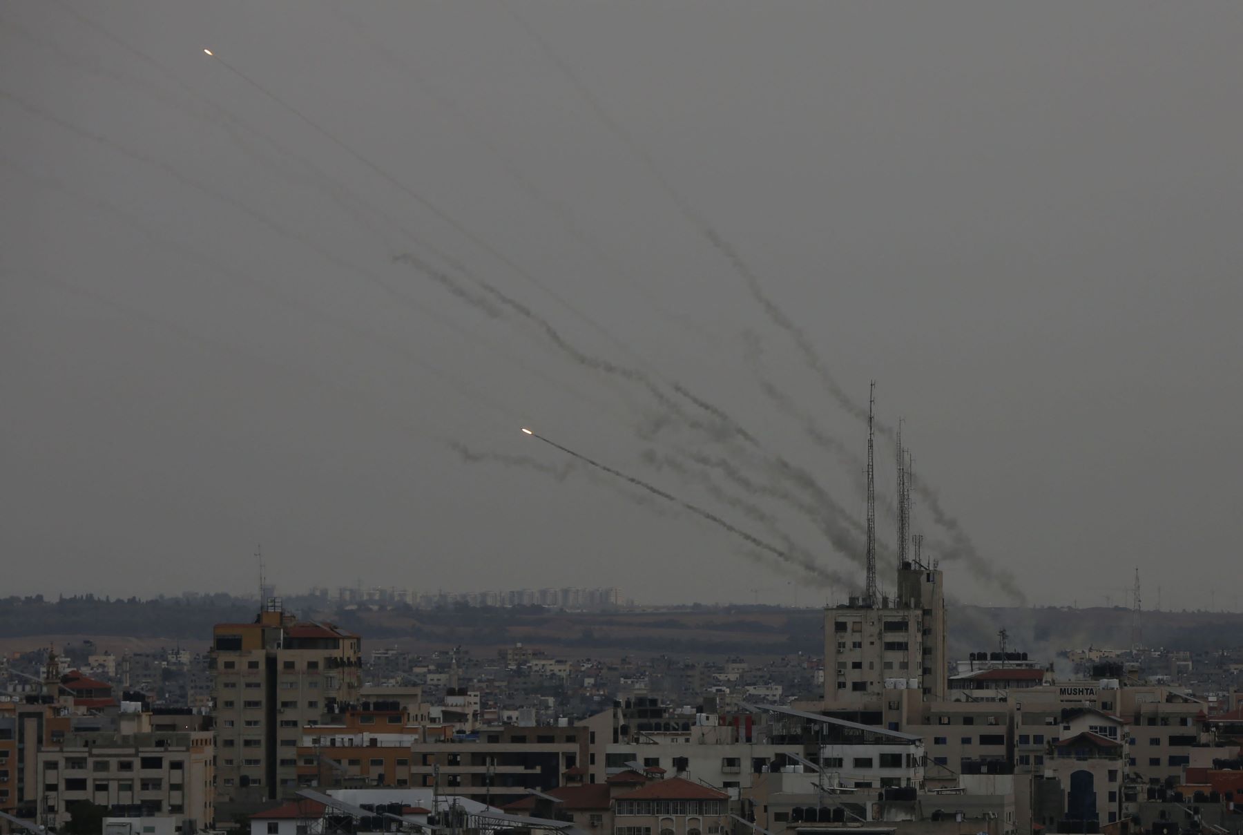 Entre os ref&eacute;ns com o Hamas, est&atilde;o mulheres, crian&ccedil;as e idosos/Foto: Ashraf Amra / Anadolu Agency / AFP