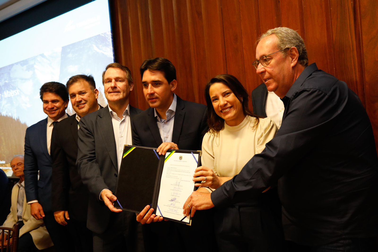 A governadora de Pernambuco, Raquel Lyra, e o ministro de Portos e Aeroportos, Silvio Costa Filho, assinaram, nesta segunda-feira (16), a autorização para instalação