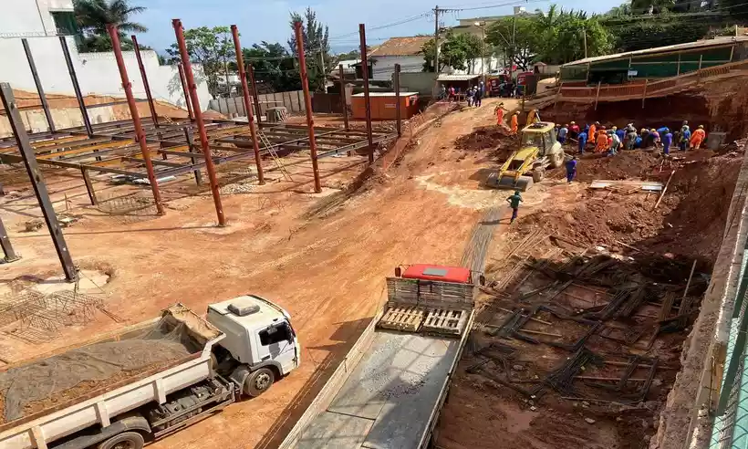 Bombeiros retiraram, já sem vida, o corpo de um operário que foi soterrado/Crédito: Leandro Curi/EM/D.A.Press Bombeiros retiraram, já sem vida, o corpo de um operário que foi soterrado/Crédito: Leandro Curi/EM/D.A.Press