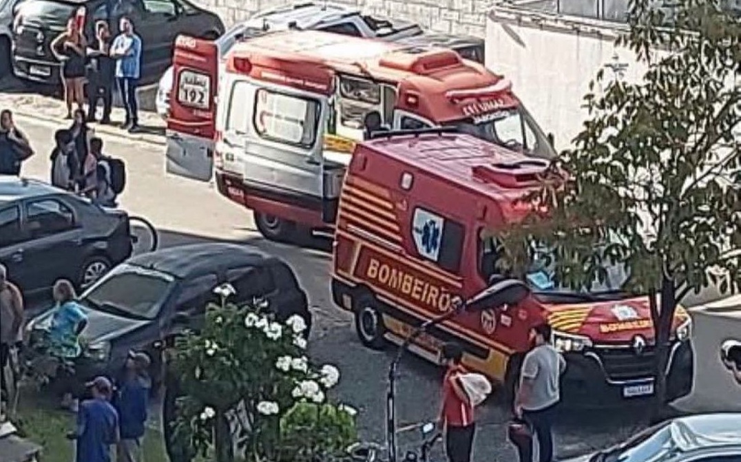 Ambulâncias socorreram criança que caiu de prédio em Jaboatão/Foto: Reprodução/Redes Sociais Ambulâncias socorreram criança que caiu de prédio em Jaboatão/Foto: Reprodução/Redes Sociais