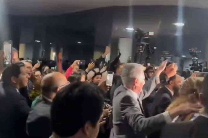 Celular de assessor do deputado Carlos Jordy (PL-RJ) atinge a cabeça da senadora Soraya Thronicke (Podemos-MS) após tapa