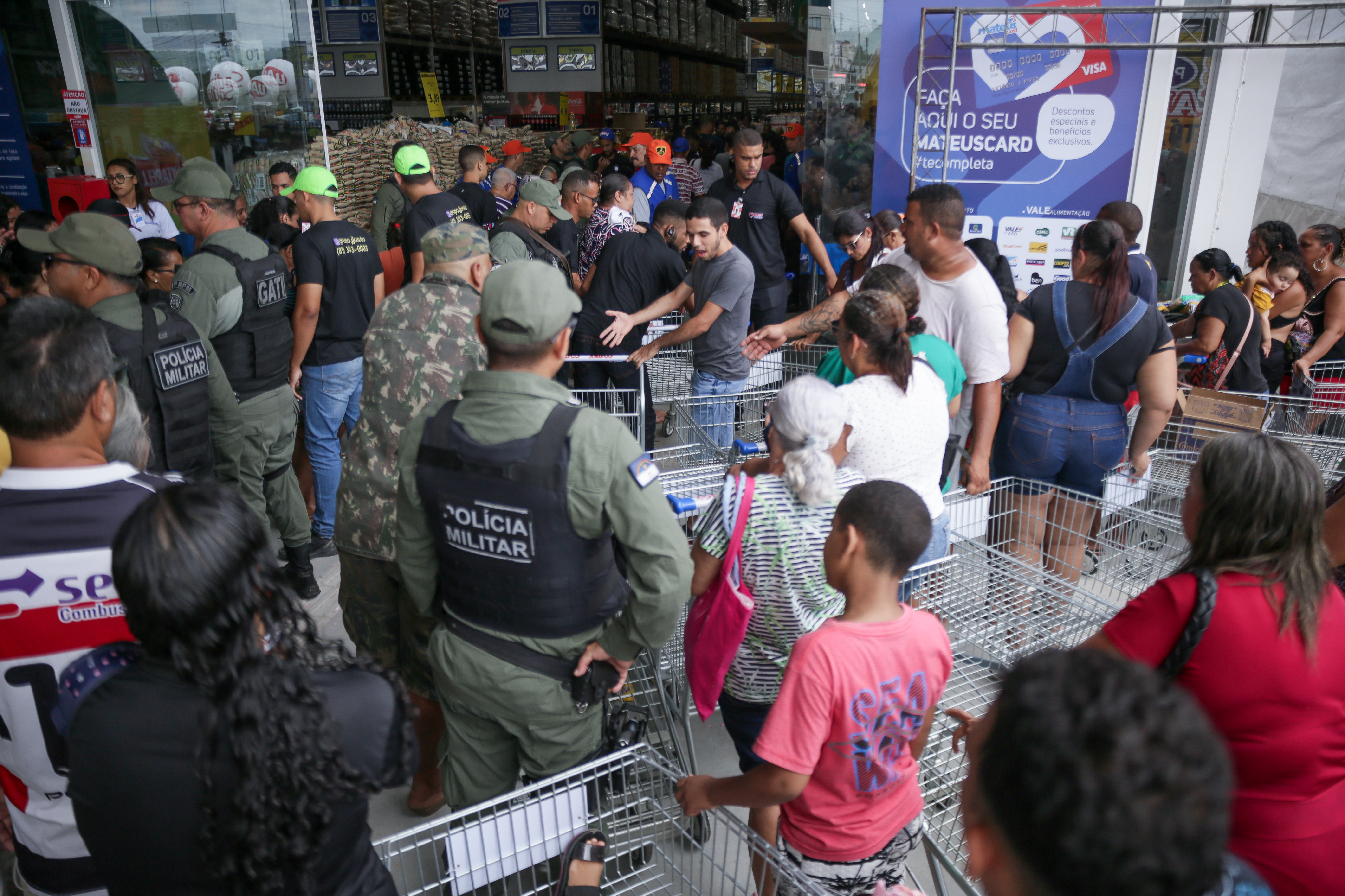 Polícia Militar foi acionada para controlar clientes em  inauguração de supermercado/Foto: Rafael Vieira/DP