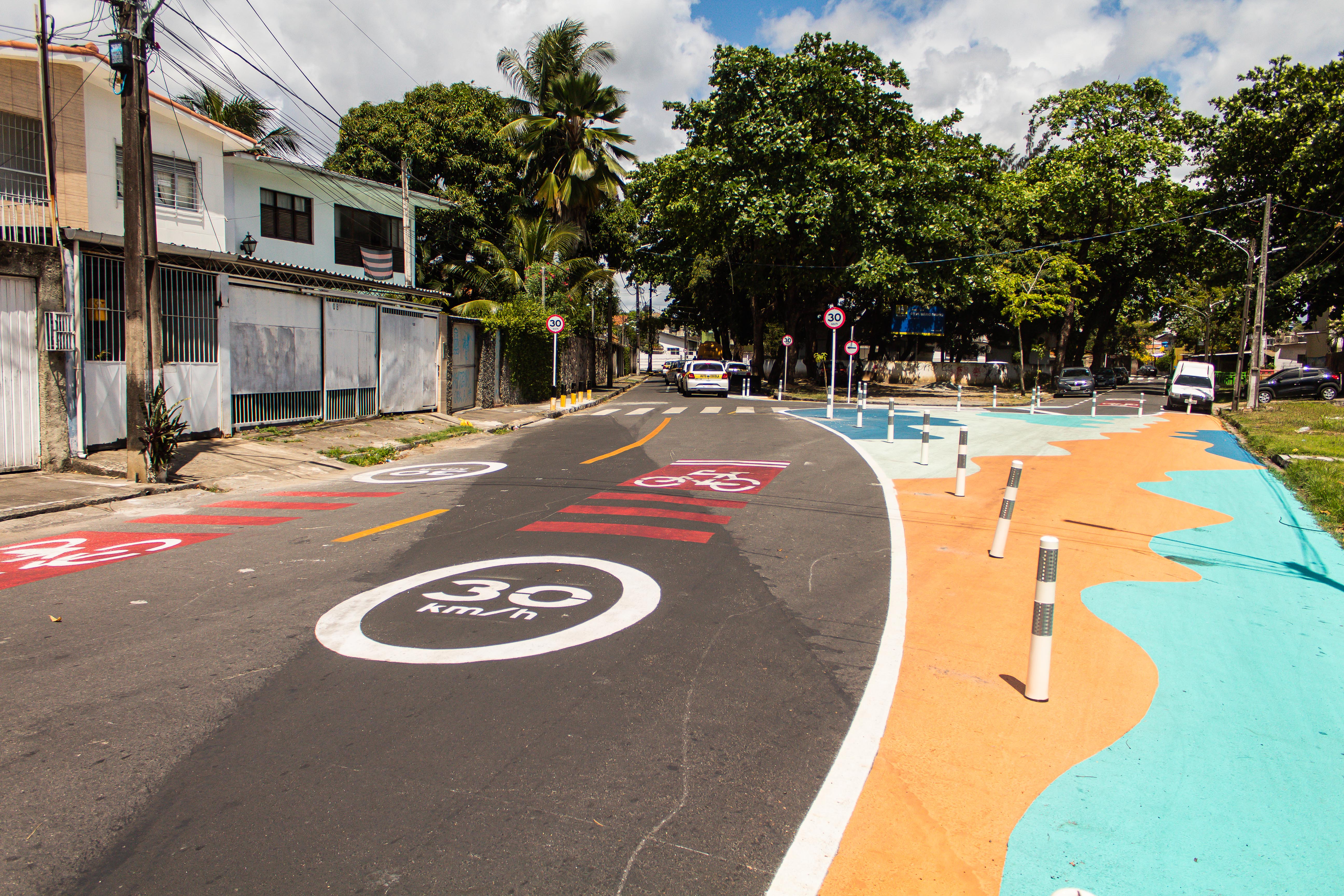 O espaço de trânsito calmo tem estrutura tática que alarga a área do pedestre e aumenta as travessias nos arredores da Praça do Trabalho/Foto: Josenildo Gomes/CTTU